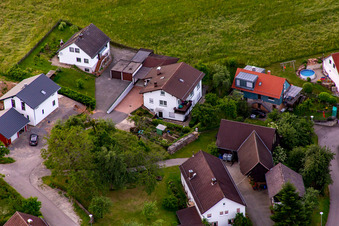 Quartier Brombach in Eberbach dans le département Bade-Wurtemberg, Allemagne du point de vue du drone