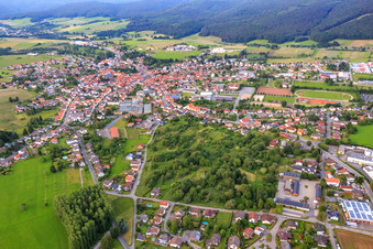 Vue aérienne de Vue de la ville avec les machines d'impression Edelmann à le quartier Beerfelden in Oberzent dans le département Hesse, Allemagne