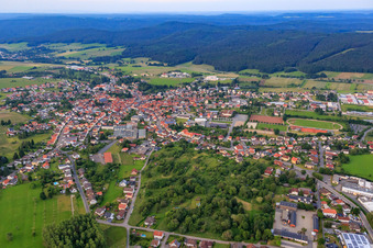Vue aérienne de BECHTOLD & SOHN GmbH & Co. KG et école primaire à Stried à le quartier Beerfelden in Oberzent dans le département Hesse, Allemagne