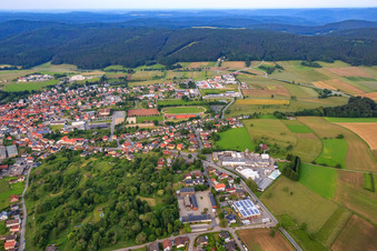 Vue aérienne de Hirschhorner Straße avec Sauter Omnibusreisen et Braun & Wettberg Feinbürstenmanufaktur GmbH Neckartal-Odenwald à le quartier Beerfelden in Oberzent dans le département Hesse, Allemagne