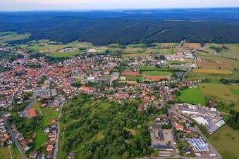 Vue aérienne de Hirschhorner Straße avec Sauter Omnibusreisen et Braun & Wettberg Feinbürstenmanufaktur GmbH Neckartal-Odenwald à le quartier Beerfelden in Oberzent dans le département Hesse, Allemagne
