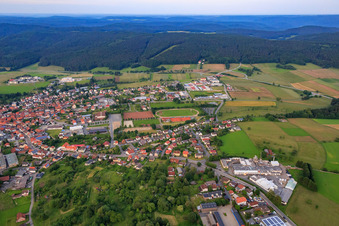Photographie aérienne de Hirschhorner Straße avec Sauter Omnibusreisen et Braun & Wettberg Feinbürstenmanufaktur GmbH Neckartal-Odenwald à le quartier Beerfelden in Oberzent dans le département Hesse, Allemagne