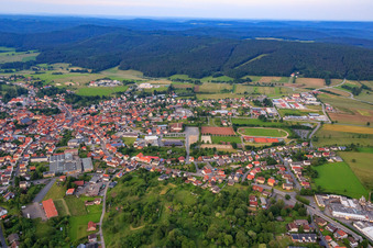Vue oblique de Hirschhorner Straße avec Sauter Omnibusreisen et Braun & Wettberg Feinbürstenmanufaktur GmbH Neckartal-Odenwald à le quartier Beerfelden in Oberzent dans le département Hesse, Allemagne
