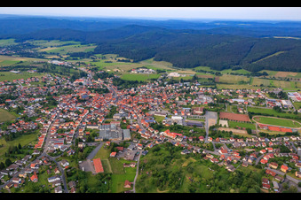 Vue aérienne de Vue de la ville avec WEBA Schulausstattung GmbH et Edelmann Printing Machines depuis le sud à le quartier Beerfelden in Oberzent dans le département Hesse, Allemagne