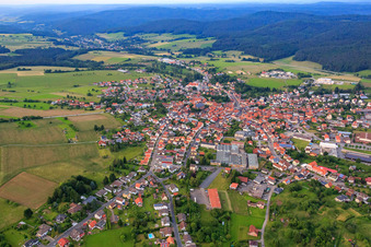 Vue aérienne de Vue de la ville avec WEBA Schulausstattung GmbH et Edelmann Printing Machines depuis le sud à le quartier Beerfelden in Oberzent dans le département Hesse, Allemagne