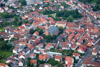 Vue aérienne de Église Saint-Martin à le quartier Beerfelden in Oberzent dans le département Hesse, Allemagne