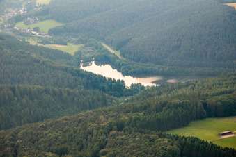 Vue aérienne de Marbach, réservoir de Marbach à le quartier Hetzbach in Oberzent dans le département Hesse, Allemagne