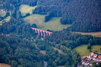 Vue aérienne de Viaduc de Himbächel en grès rouge de la structure du pont ferroviaire dans le quartier Ebersberg d'Erbach à le quartier Hetzbach in Oberzent dans le département Hesse, Allemagne