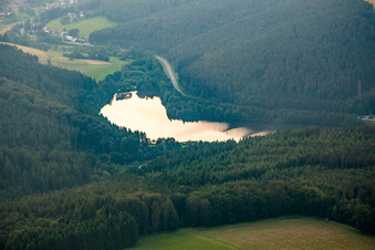 Vue aérienne de Marbach, réservoir de Marbach à le quartier Hetzbach in Oberzent dans le département Hesse, Allemagne
