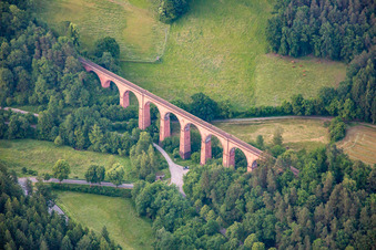 Vue aérienne de Viaduc de Himbächel à le quartier Hetzbach in Oberzent dans le département Hesse, Allemagne