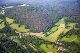 Vue aérienne de Viaduc de Himbächel à le quartier Hetzbach in Oberzent dans le département Hesse, Allemagne