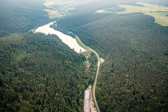 Vue oblique de Marbach, réservoir de Marbach à le quartier Hetzbach in Oberzent dans le département Hesse, Allemagne