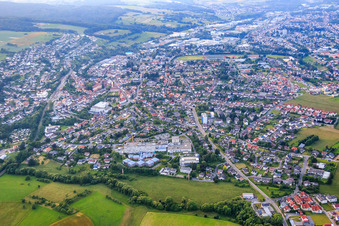 Vue aérienne de Vue de la ville depuis le sud-est à le quartier Dorf-Erbach in Erbach dans le département Hesse, Allemagne
