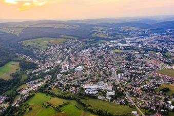 Vue aérienne de Vue de la ville depuis le sud à le quartier Lauerbach in Erbach dans le département Hesse, Allemagne