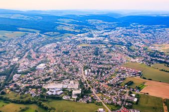 Vue aérienne de Vue de la ville depuis le sud à le quartier Lauerbach in Erbach dans le département Hesse, Allemagne