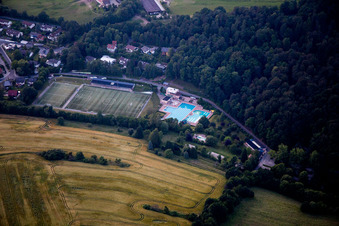 Vue aérienne de Piscine forestière Michelstadt à Michelstadt dans le département Hesse, Allemagne