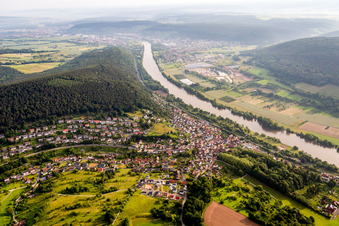 Vue aérienne de Les rives du Main à Laudenbach dans le département Bavière, Allemagne