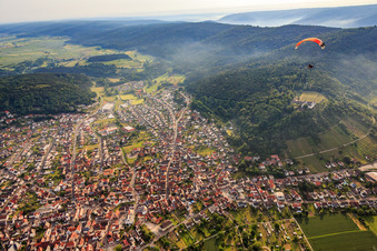 Vue aérienne de Le monastère d'Engelberg au-dessus de la ville à Großheubach dans le département Bavière, Allemagne
