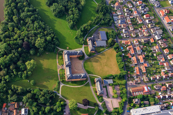 Vue aérienne de Parc du château avec domaine viticole Prince Löwenstein, Châteauform' Château Löwenstein à Kleinheubach dans le département Bavière, Allemagne