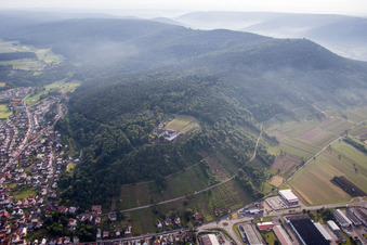 Vue aérienne de Complexe de bâtiments du monastère franciscain d'Engelberg à Großheubach dans le département Bavière, Allemagne