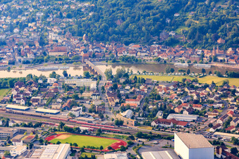 Vue aérienne de Gare et pont principal à Miltenberg dans le département Bavière, Allemagne