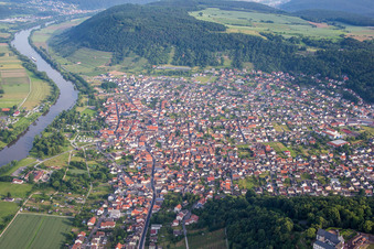 Vue aérienne de Zone riveraine du Main à Großheubach dans le département Bavière, Allemagne