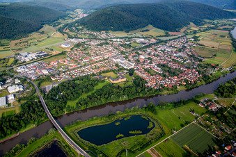 Vue aérienne de Les rives du Main à Kleinheubach dans le département Bavière, Allemagne