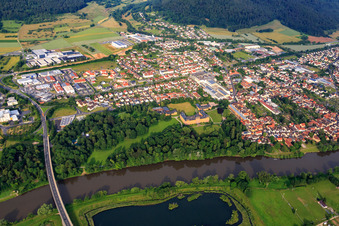 Photographie aérienne de Parc du château avec domaine viticole Prince Löwenstein, Châteauform' Château Löwenstein à Kleinheubach dans le département Bavière, Allemagne