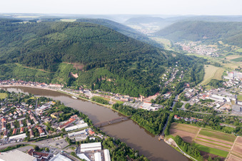 Vue aérienne de Structure de pont ferroviaire pour le passage des voies ferrées sur le Main à Miltenberg dans le département Bavière, Allemagne