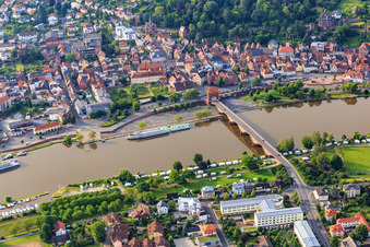 Vue aérienne de Place de parking pour camping-cars Miltenberg et camping "MainCamping" Miltenberg sur les rives du Main et du pont principal vers la vieille ville de Miltenberg à Miltenberg dans le département Bavière, Allemagne