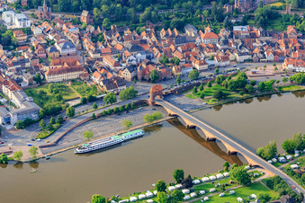 Vue aérienne de Place de parking pour camping-cars Miltenberg et camping "MainCamping" Miltenberg sur les rives du Main et du pont principal vers la vieille ville de Miltenberg à Miltenberg dans le département Bavière, Allemagne