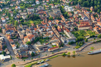 Vue aérienne de Jardin du monastère et parking principal devant la vieille ville à Miltenberg dans le département Bavière, Allemagne