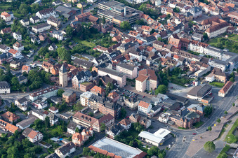 Vue aérienne de Quartier de la vieille ville et centre-ville à Miltenberg dans le département Bavière, Allemagne