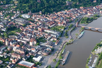Vue aérienne de Quartier de la vieille ville et centre-ville à Miltenberg dans le département Bavière, Allemagne