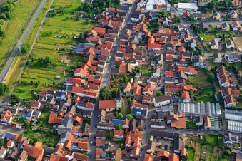 Vue aérienne de Ancienne église paroissiale de Sainte-Marguerite à Bürgstadt dans le département Bavière, Allemagne