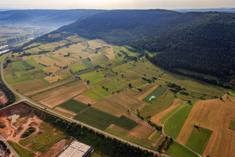 Vue aérienne de Prairies et champs dans la vallée principale à Bürgstadt dans le département Bavière, Allemagne