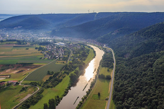 Vue aérienne de Vue du village sur le Main depuis l'ouest à le quartier Kirschfurt in Collenberg dans le département Bavière, Allemagne