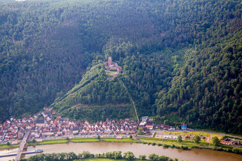 Vue aérienne de Ruines et vestiges des murs de l'ancien complexe du château et de la forteresse Burg Freudenburg à Freudenberg dans le département Bade-Wurtemberg, Allemagne
