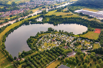 Vue aérienne de Camping au bord du lac Freudenberg à Freudenberg dans le département Bade-Wurtemberg, Allemagne
