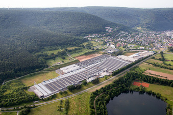 Vue aérienne de Locaux de l'usine Rauch Möbelwerke GmbH à Freudenberg dans le département Bade-Wurtemberg, Allemagne
