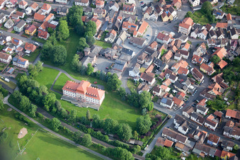 Vue aérienne de Parc du château du château Fechenbach à le quartier Fechenbach in Collenberg dans le département Bavière, Allemagne