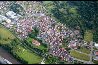 Vue aérienne de Parc du château du château Fechenbach à le quartier Fechenbach in Collenberg dans le département Bavière, Allemagne