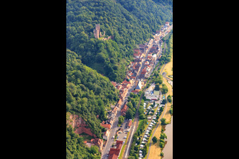Vue aérienne de Henneburg au-dessus du village sur les rives du Main avec le camping Boots-Marina du sud-ouest à le quartier Hofthiergarten in Stadtprozelten dans le département Bavière, Allemagne
