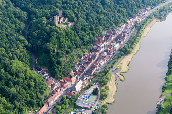 Vue aérienne de Ruines du château de Henneburg sur la pente au-dessus des rives du Main à le quartier Hofthiergarten in Stadtprozelten dans le département Bavière, Allemagne