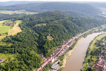 Vue aérienne de Ruines du château de Henneburg sur la pente au-dessus des rives du Main à le quartier Hofthiergarten in Stadtprozelten dans le département Bavière, Allemagne