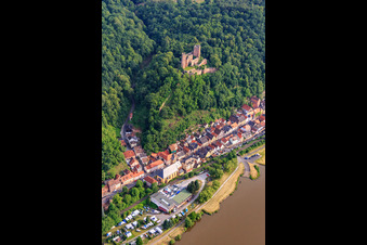Vue aérienne de Henneburg au-dessus du village sur les rives du Main avec le camping Boots-Marina du sud-ouest à le quartier Hofthiergarten in Stadtprozelten dans le département Bavière, Allemagne