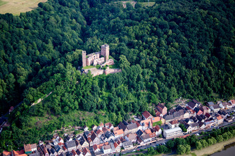 Vue aérienne de Ruines de l'ancien château de Henneburg sur les rives du Main à le quartier Hofthiergarten in Stadtprozelten dans le département Bavière, Allemagne
