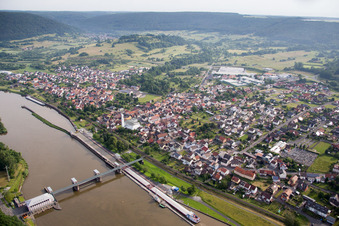 Vue aérienne de Centre-ville dans le centre-ville sur les rives du Main à Faulbach dans le département Bavière, Allemagne