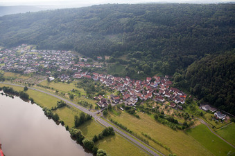 Vue aérienne de Ville sur la Main à le quartier Grünenwört in Wertheim dans le département Bade-Wurtemberg, Allemagne