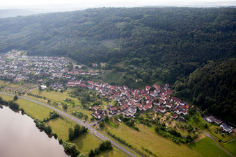 Vue aérienne de Les rives du Main à le quartier Grünenwört in Wertheim dans le département Bade-Wurtemberg, Allemagne